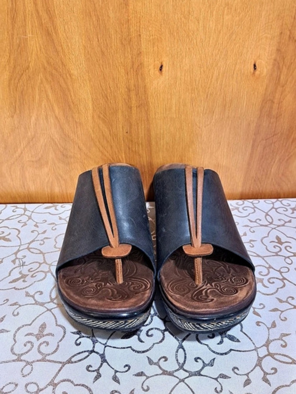 Born Edie Thong Wedge Sandal Leather in Black & Brown Size 10 / 42